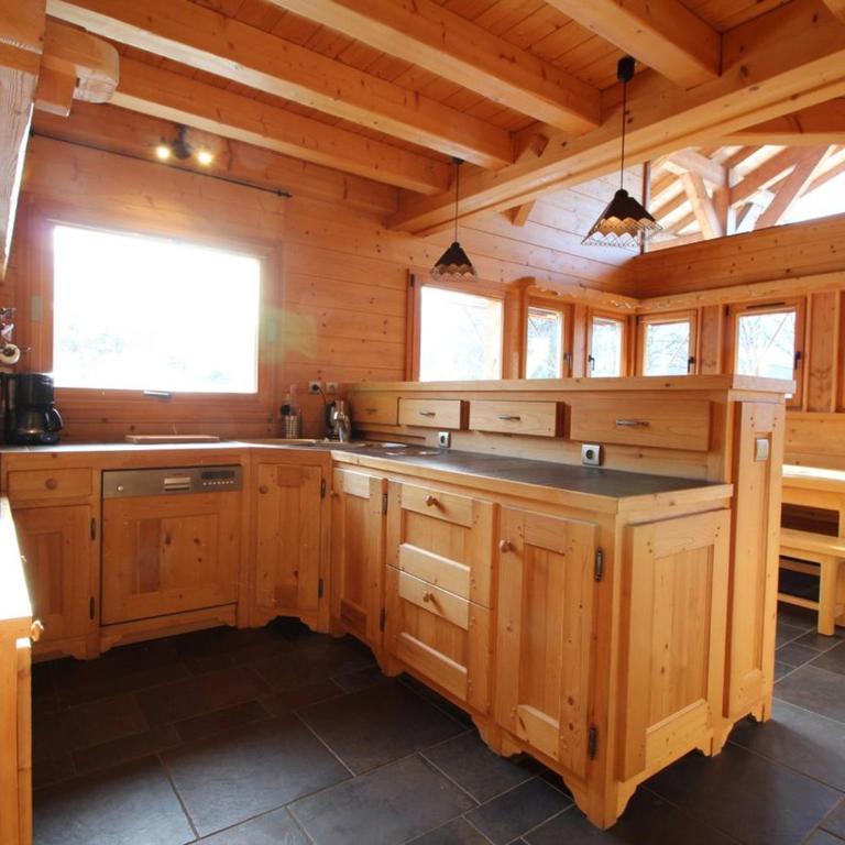 Chalet cosy 12 pers. à 1km des pistes, 5 ch., WiFi, cheminée, abri voiture - FR-1-572-30 - Chalet - 4