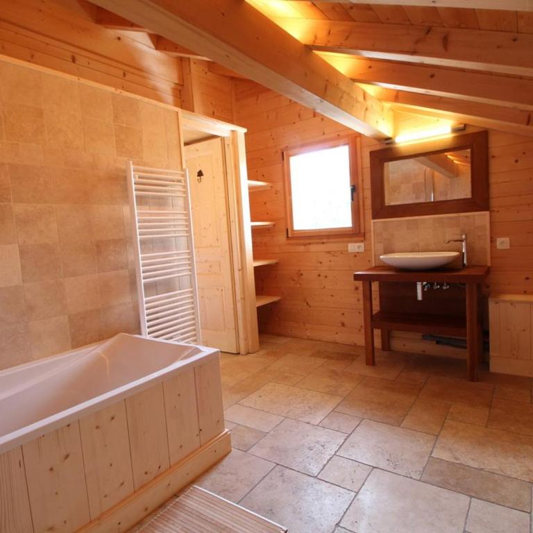 Chalet cosy 12 pers. à 1km des pistes, 5 ch., WiFi, cheminée, abri voiture - FR-1-572-30 - Chalet - 9