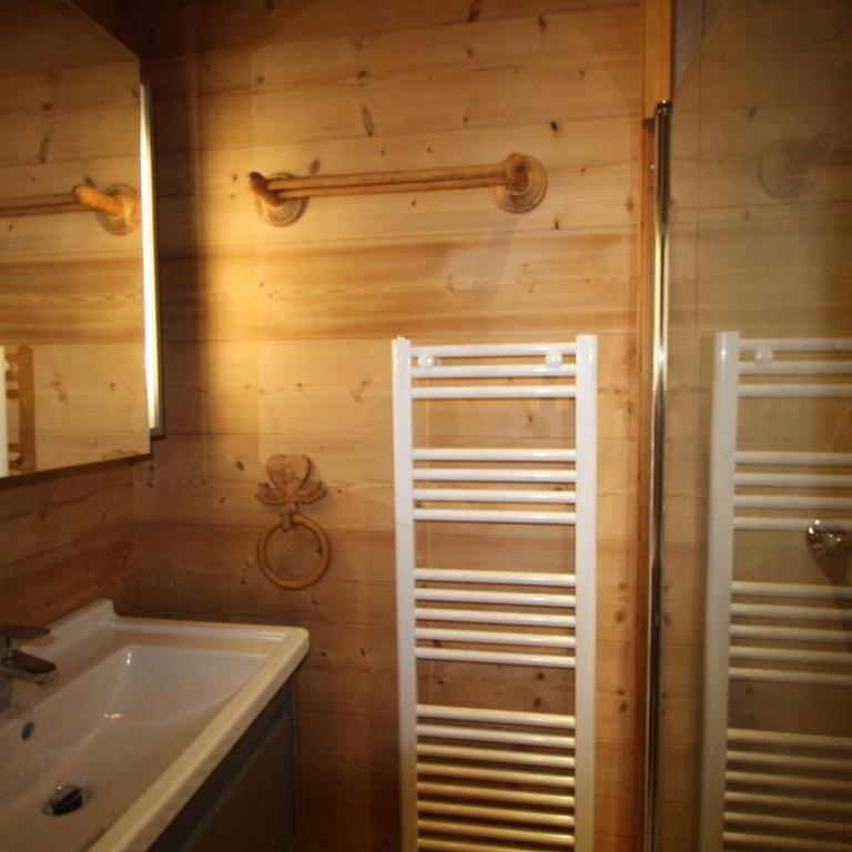 Appartement cosy 2 pièces pour 6 pers. avec terrasse et parking, proche des pistes et commerces. - FR-1-572-84 - Appartement - 4