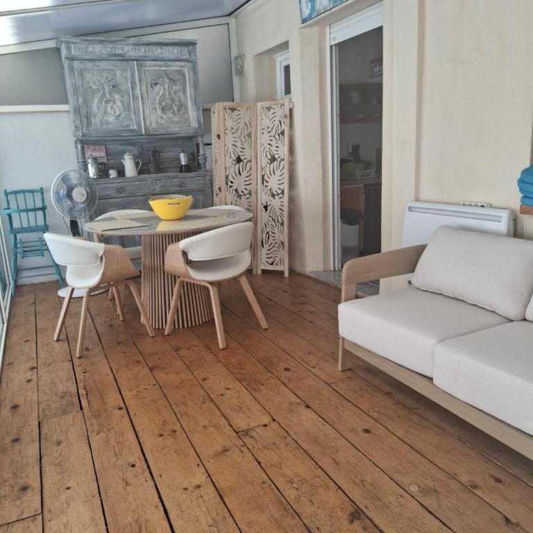 Sète centre - maison de vacances - 2 chambres - 4 personnes - 60 m2 avec parking gratuit privé, wifi et clim - Two-Bedroom House - 4