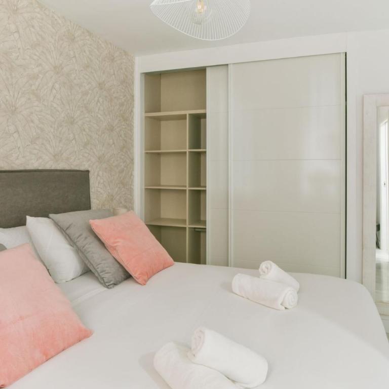 Magnificent Renovated 2 bed 2 bath City Center - Apartamento - 24
