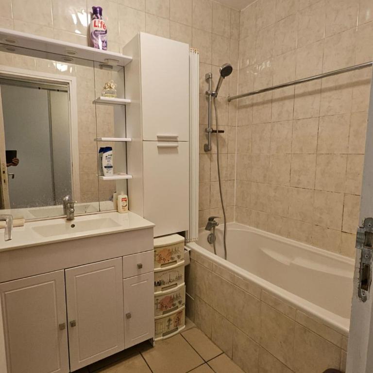 Chambres lumineuses avec vue sur Paris Montmartre - Quadruple Room - 8