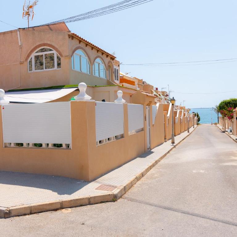 Villa para 12 personas en Santa Pola, frente a isla Tabarca - Four-Bedroom Vacation Home - 1