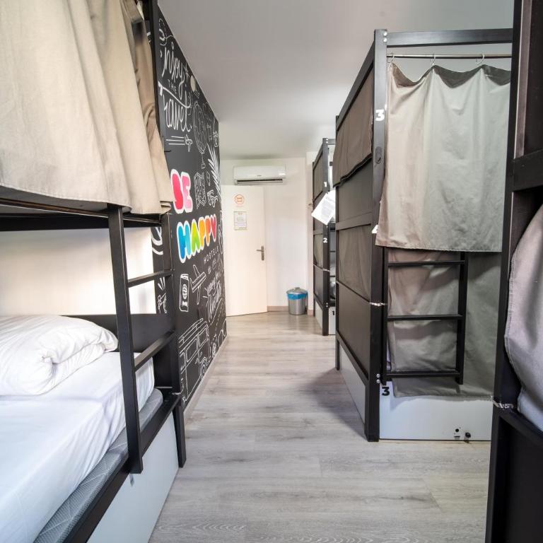 Be Happy Hostel - Albergue en el centro de Nerja - Cama en habitación compartida mixta de 8 camas - 1