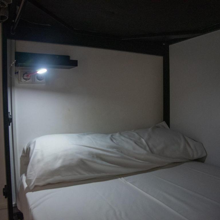 Be Happy Hostel - Albergue en el centro de Nerja - Cama en habitación compartida mixta de 8 camas - 15