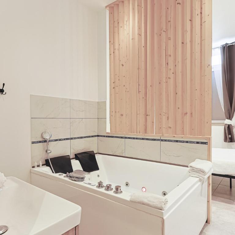 LES BULLES DE MONA - Lola - Spa - Clim - Estudio con bañera de hidromasaje - 2