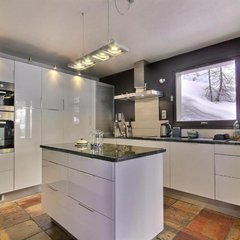 Chalet spacieux avec terrasse et jacuzzi, proche des pistes pour 14 personnes - FR-1-455-268 - Chalet - 3