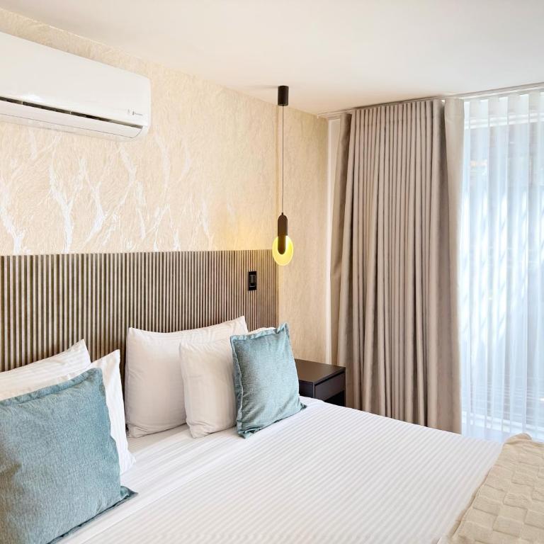 Exclusive Studio El poblado - One-Bedroom Apartment with Balcony - 5