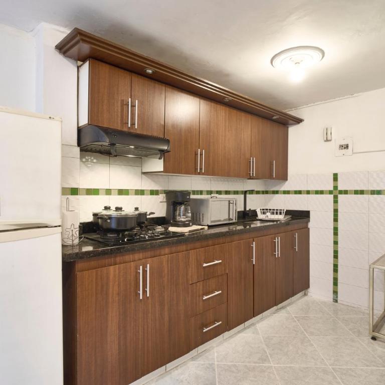 Casa grande cerca al Poblado - Three-Bedroom Apartment - 8