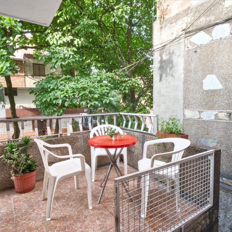 Casa grande cerca al Poblado - Three-Bedroom Apartment - 9