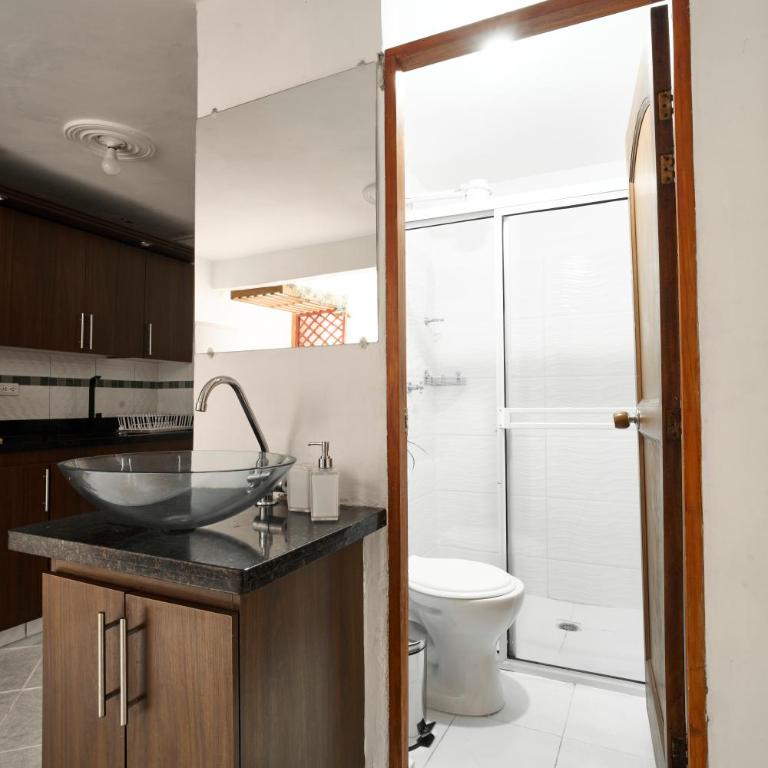Casa grande cerca al Poblado - Three-Bedroom Apartment - 10