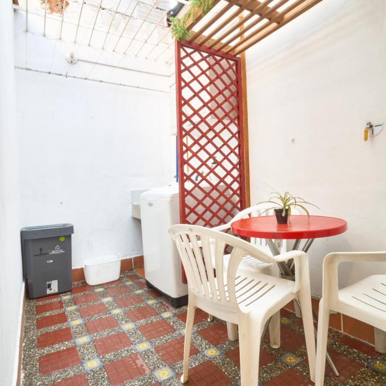 Casa grande cerca al Poblado - Three-Bedroom Apartment - 12