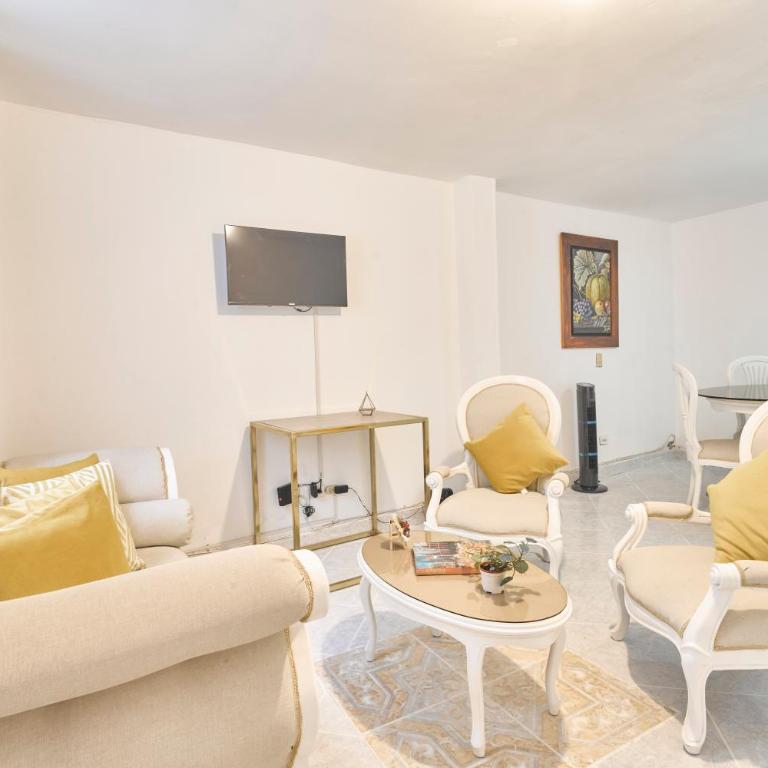 Casa grande cerca al Poblado - Three-Bedroom Apartment - 17