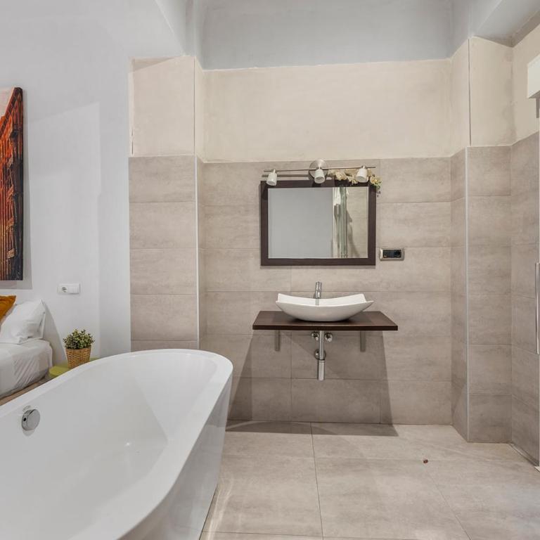 Open-concept apartment near Central Market - One-Bedroom Apartment - 24