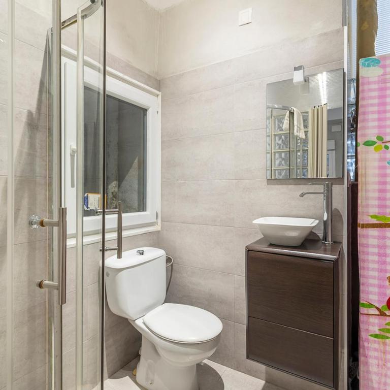 Open-concept apartment near Central Market - One-Bedroom Apartment - 12