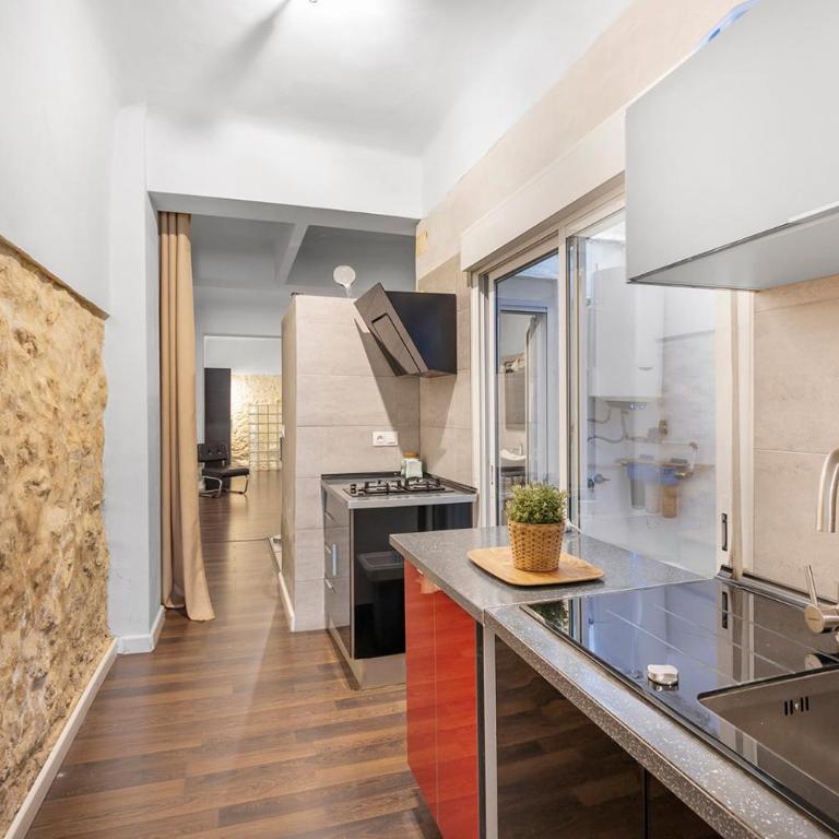 Open-concept apartment near Central Market - One-Bedroom Apartment - 14