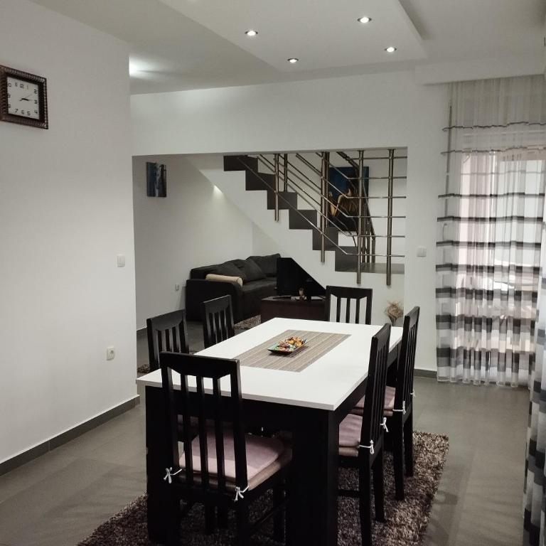 Duplex Apartman Centar - Two-Bedroom Apartment with Balcony - 12