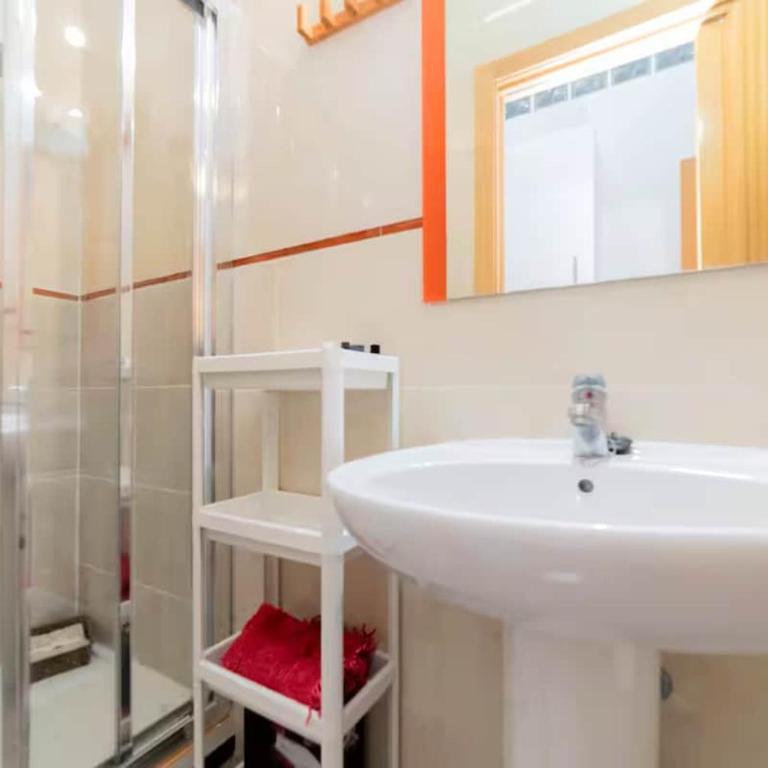 Lavapies Love Nest - One-Bedroom Apartment - 9