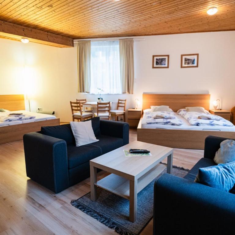 Alpenpension Haslinger - Familienzimmer mit Balkon und Blick auf die Berge - 2
