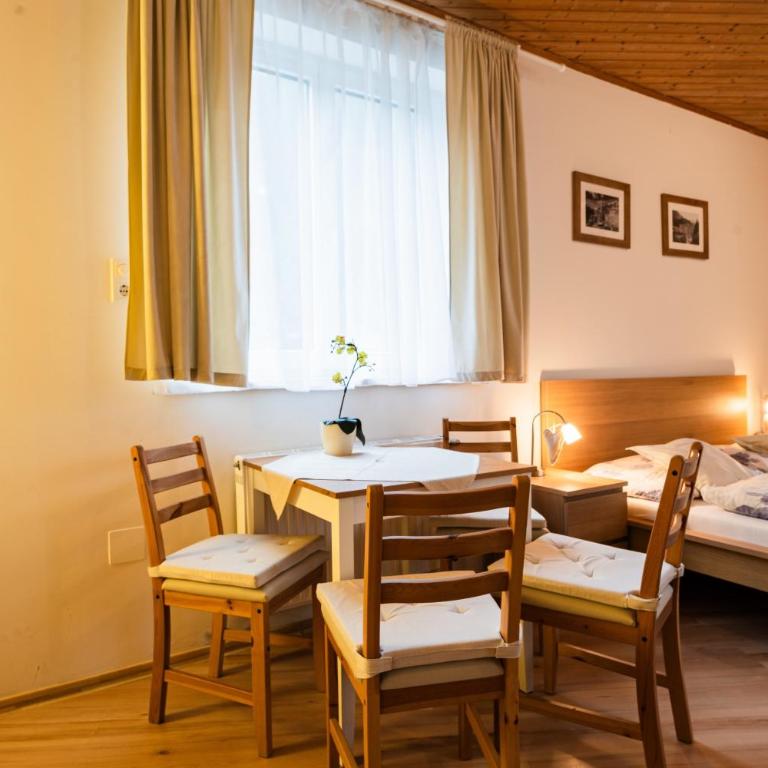 Alpenpension Haslinger - Familienzimmer mit Balkon und Blick auf die Berge - 3