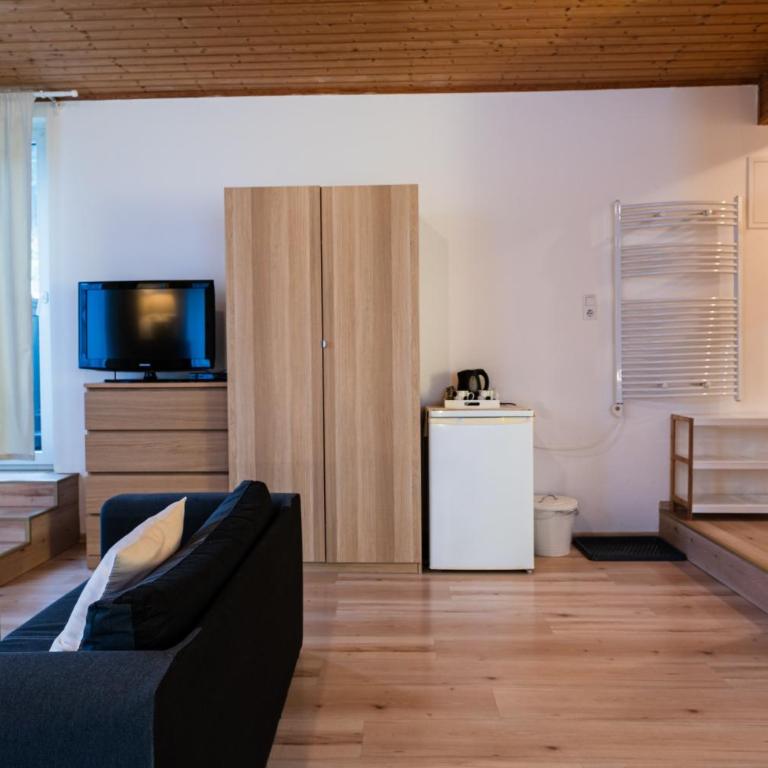 Alpenpension Haslinger - Familienzimmer mit Balkon und Blick auf die Berge - 4