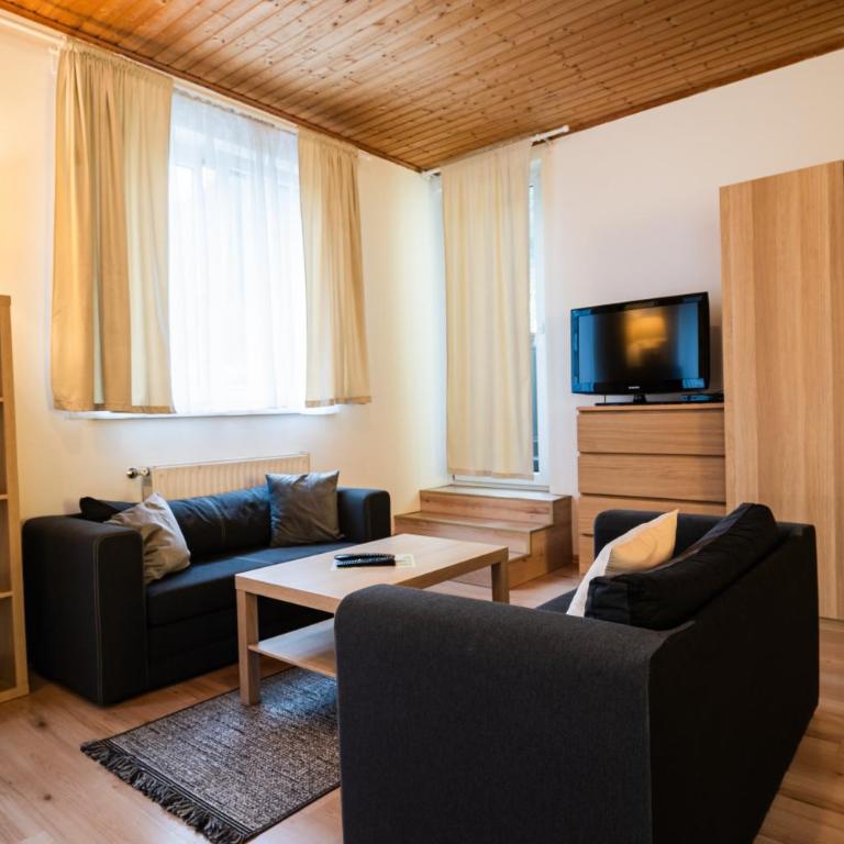 Alpenpension Haslinger - Familienzimmer mit Balkon und Blick auf die Berge - 6