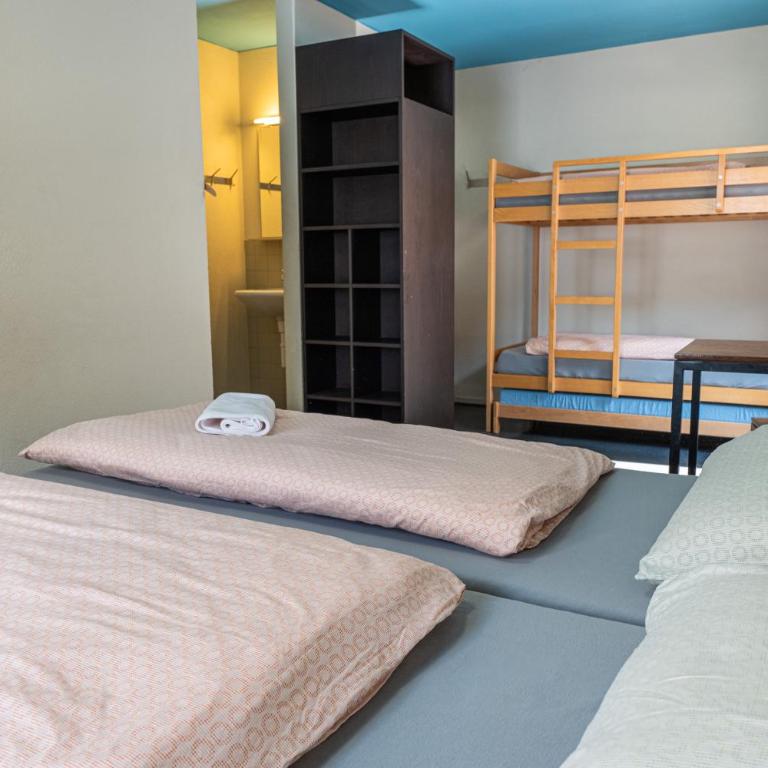 Zermatt Youth Hostel - Vierbettzimmer mit eigenem Bad - 5