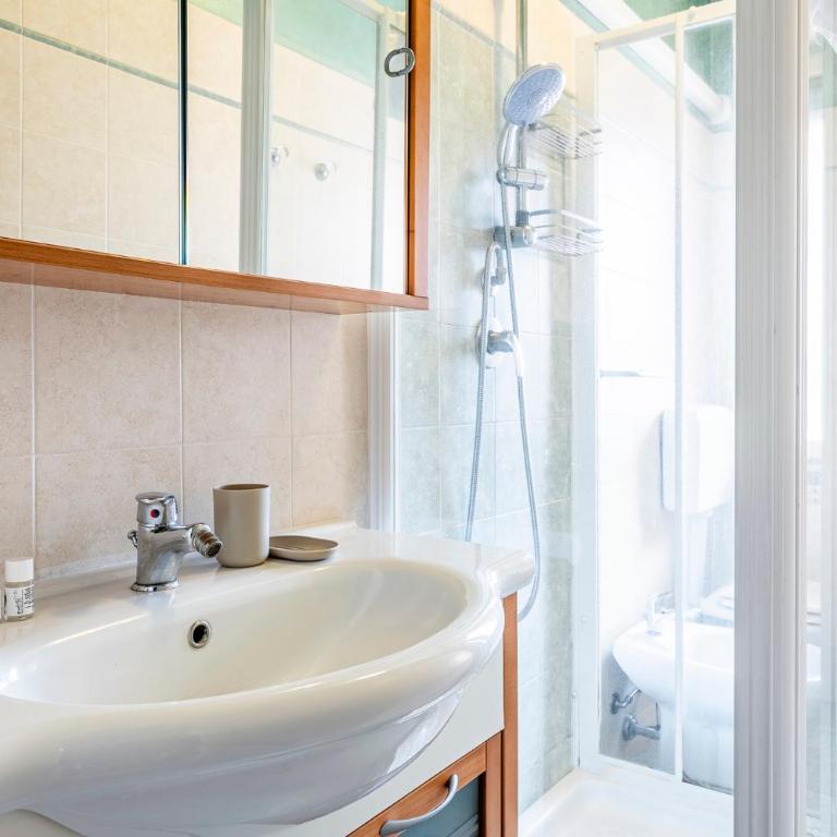 Homiday- Light Flat - Free Parking - One-Bedroom Apartment - 10