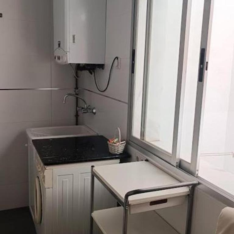 Piso céntrico cerca de Catedral y Plaza Bib-Rambla - Three-Bedroom Apartment - 75