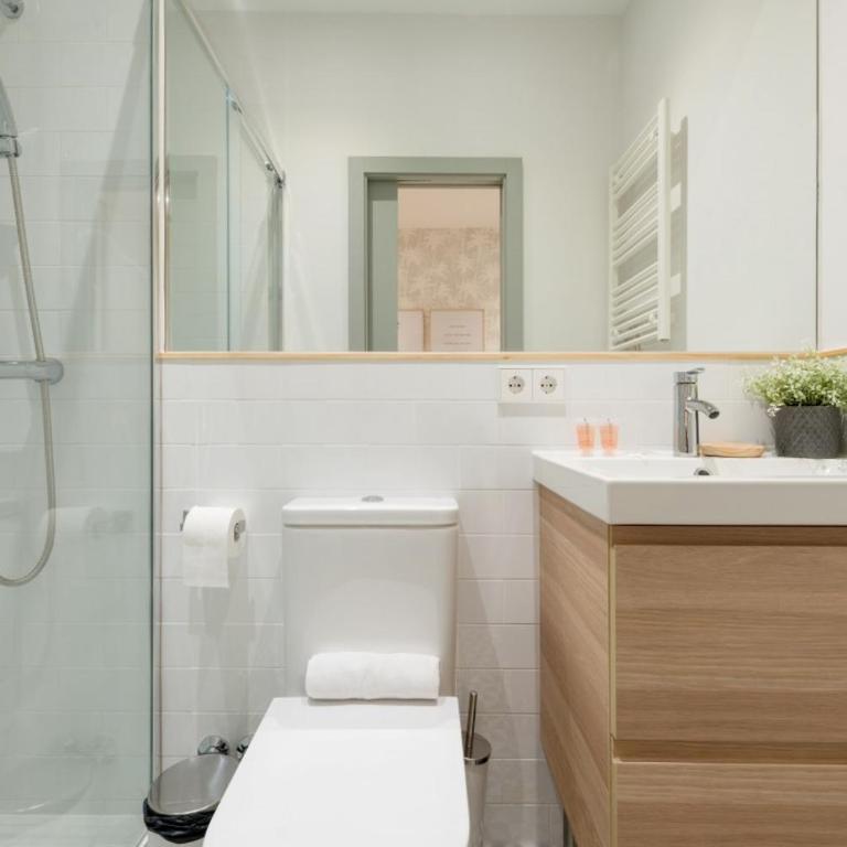 Stylish Renewed 3min to Gran Via-2B2BT - Apartment - 12