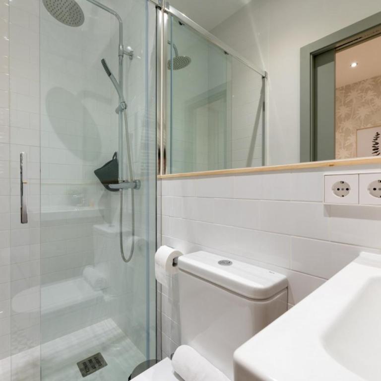 Stylish Renewed 3min to Gran Via-2B2BT - Apartment - 13