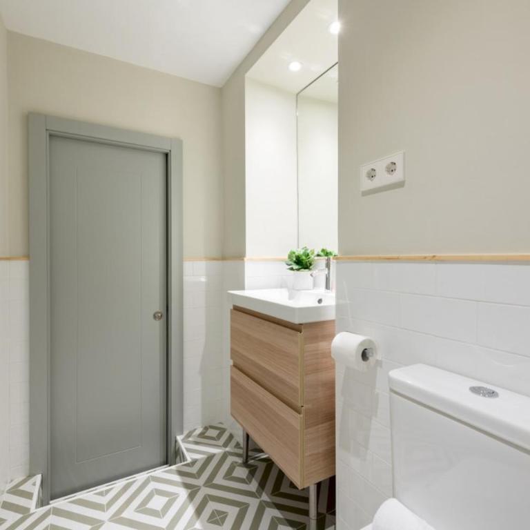 Stylish Renewed 3min to Gran Via-2B2BT - Apartment - 16