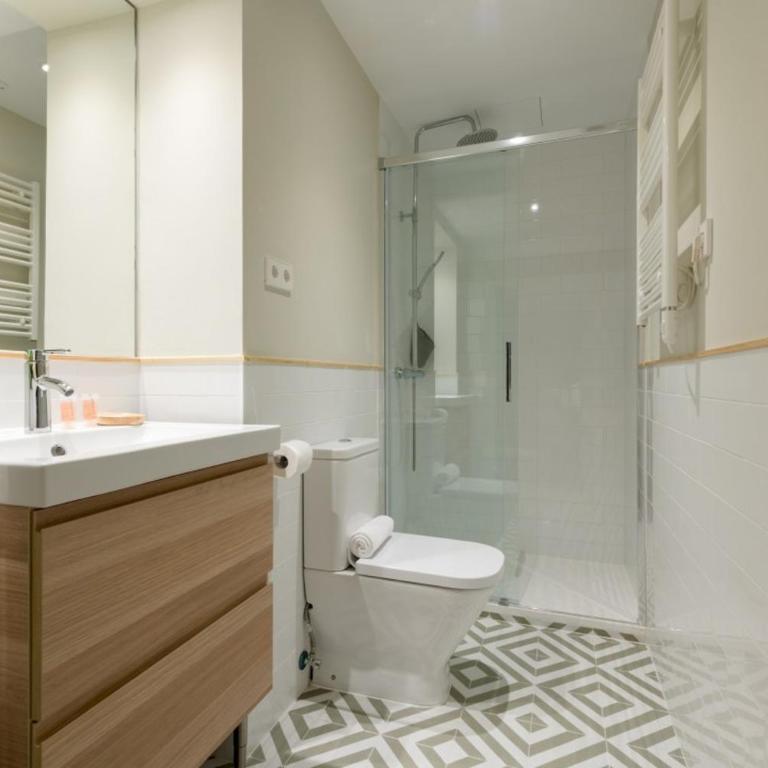 Stylish Renewed 3min to Gran Via-2B2BT - Apartment - 17