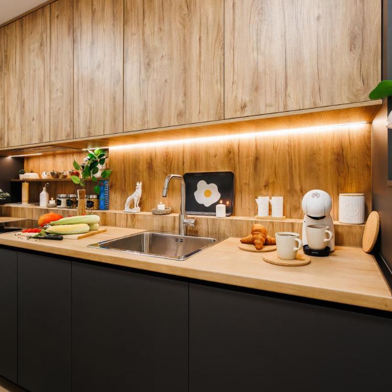 Chill Flow 110m2 with Balcony Old Town Renovated - Four-Bedroom Deluxe Apartment - 3