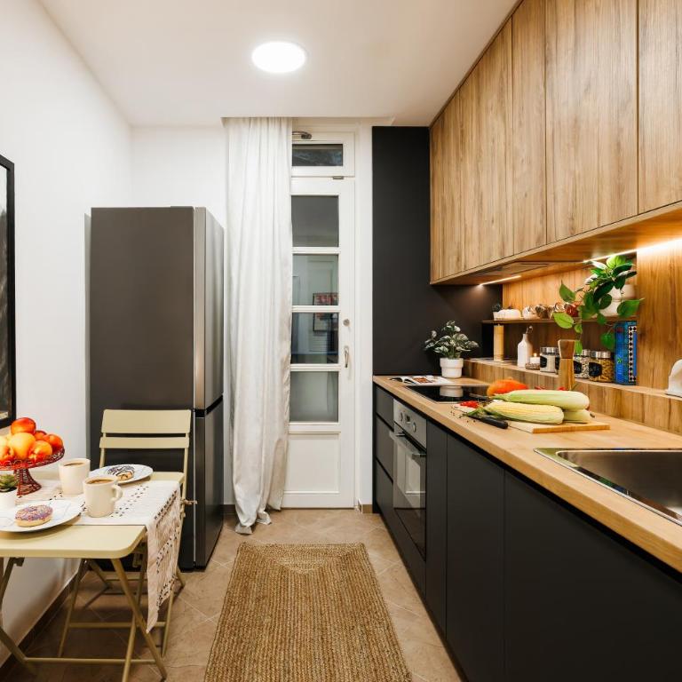 Chill Flow 110m2 with Balcony Old Town Renovated - Four-Bedroom Deluxe Apartment - 23