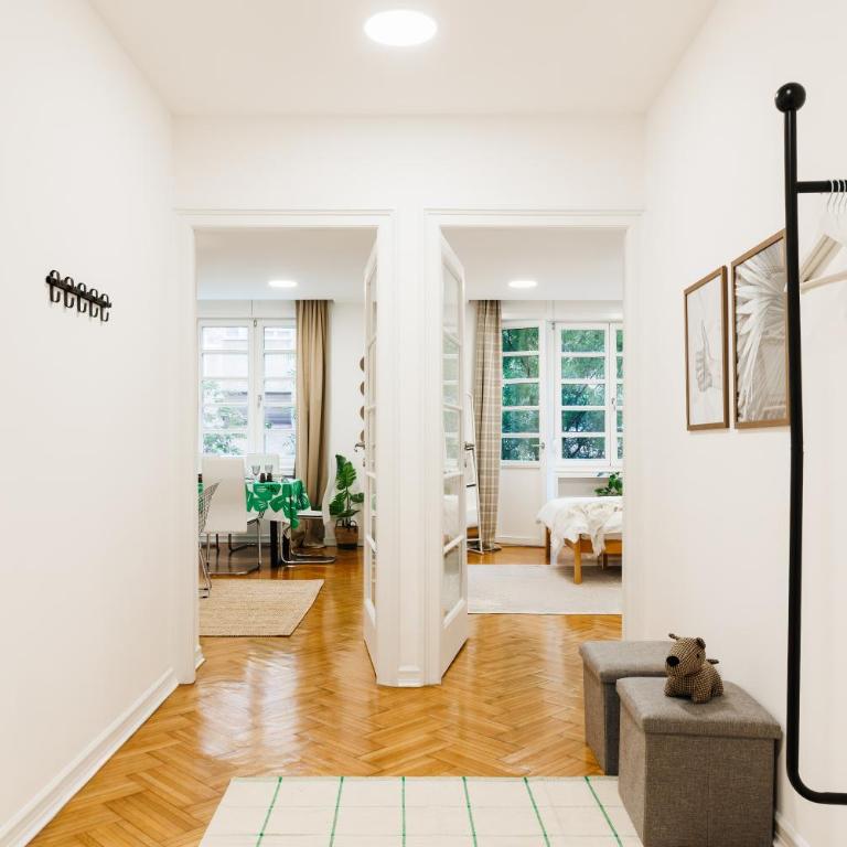 Chill Flow 110m2 with Balcony Old Town Renovated - Four-Bedroom Deluxe Apartment - 57