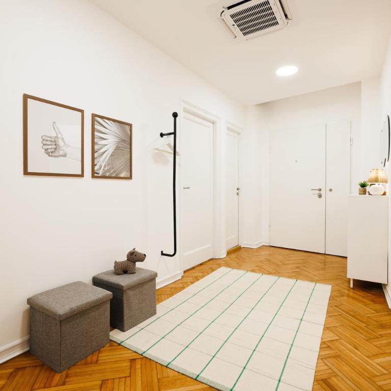 Chill Flow 110m2 with Balcony Old Town Renovated - Four-Bedroom Deluxe Apartment - 58