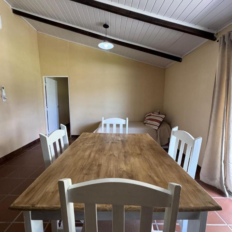 Casa con pileta y verde a 5 minutos de costanera Gchú - Casa con 1 dormitorio - 4