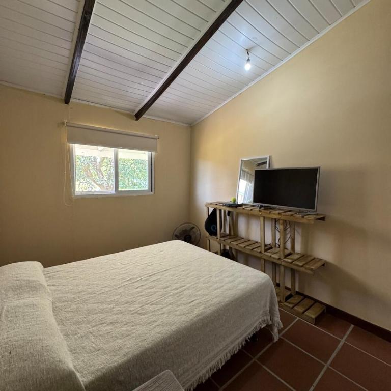 Casa con pileta y verde a 5 minutos de costanera Gchú - Casa con 1 dormitorio - 2