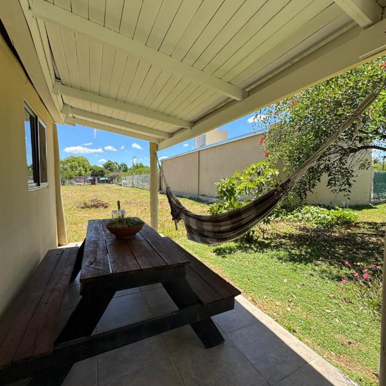 Casa con pileta y verde a 5 minutos de costanera Gchú - Casa con 1 dormitorio - 9