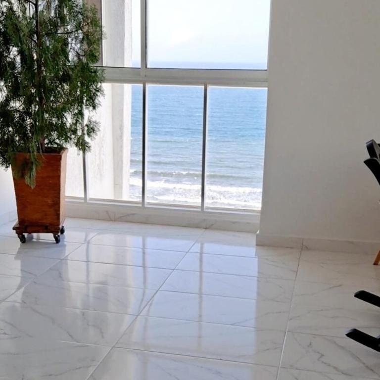 Large and beautiful Oceanfront Penthouse - Three-Bedroom Apartment - 10