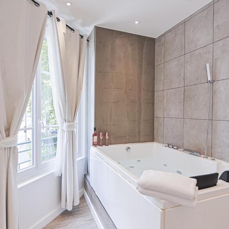 LES BULLES DE MONA - Chic - Spa - Clim - Studio avec Baignoire Spa - 3