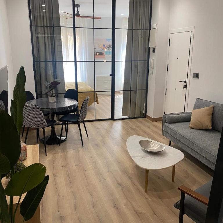 Apartment in Alicante Centro - Three-Bedroom Apartment - 1