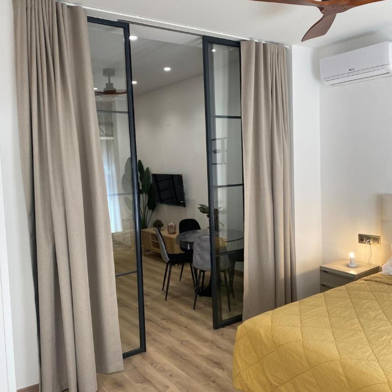 Apartment in Alicante Centro - Three-Bedroom Apartment - 2