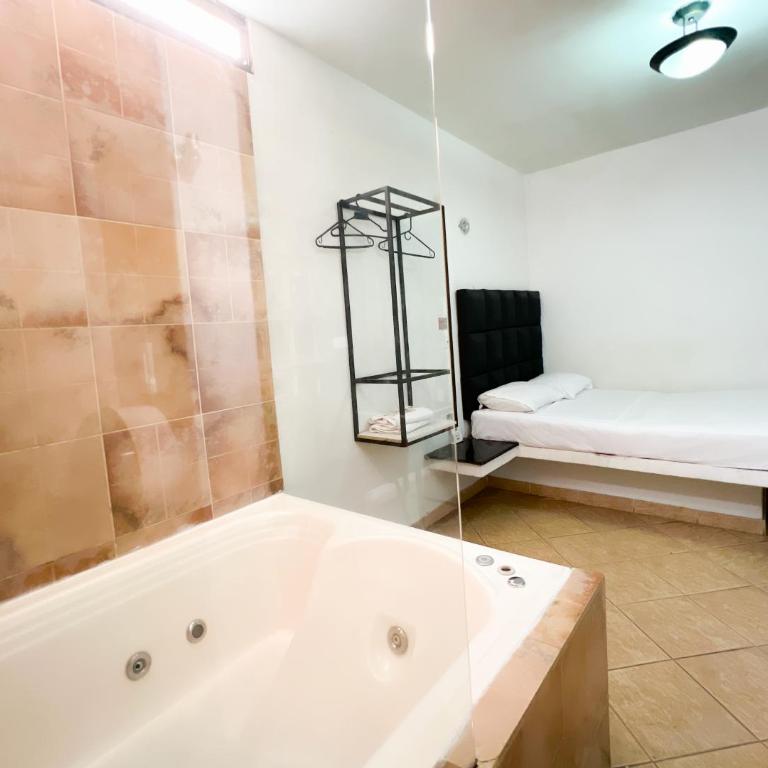 Hotel Natural Medellin - Double Room with Spa Bath - 2