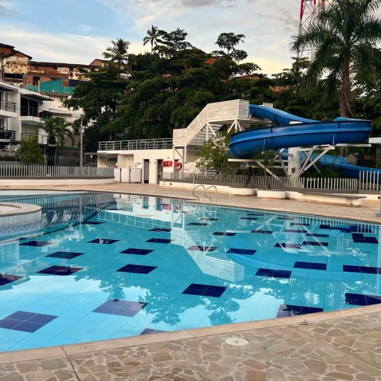 Hermoso Apartasol, cerca al Parque Principal, Piscinas, Aire acondicionado - Two-Bedroom Apartment - 9