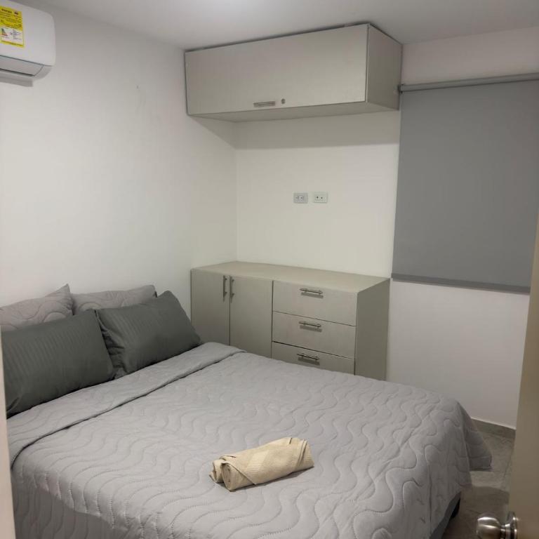 Apartamento amoblado en Cartagena cerca a la playa - Three-Bedroom Apartment - 21