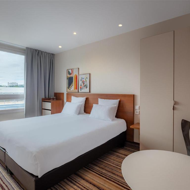 Spark by Hilton Lyon Ouest - Chambre Lit King-Size - 4