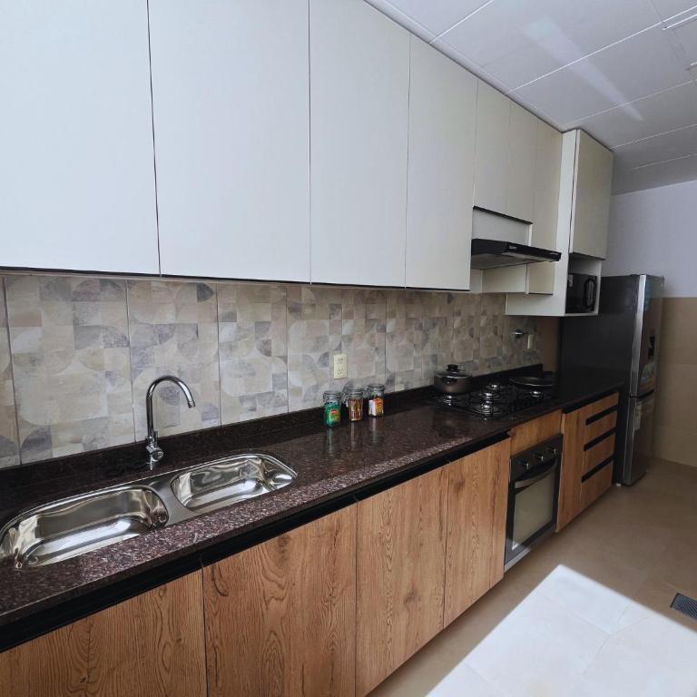 Elegant and Sunny New 2 Bedrooms Excellent Location - Two-Bedroom Apartment - 14