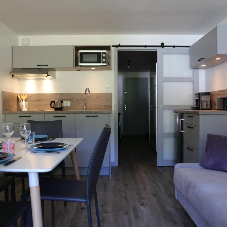 Studio cabine 2 étoiles centre centre La Clusaz pour 4p départ skis aux pieds - Appartamento con 1 Camera da Letto - 2
